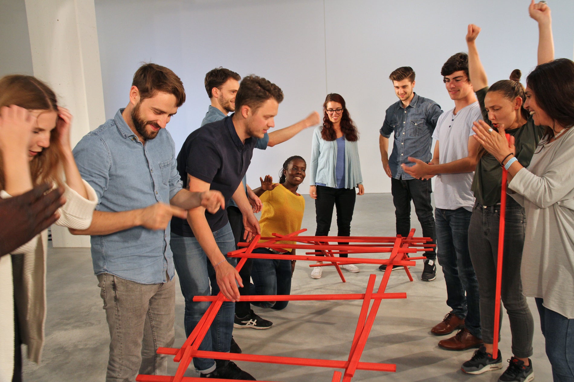 Two teams use Leonardo's Bridge from Metalog to build a single 13-foot bridge using only 28 sticks.